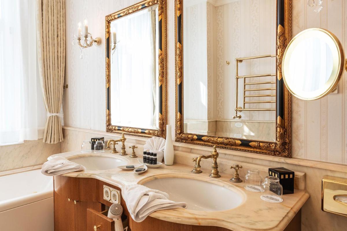 Ein Badezimmer in der Unterkunft SEETELHOTEL Ahlbecker Hof das elegante Traditionshotel & ruhiger Rückzugsort an der Ostsee