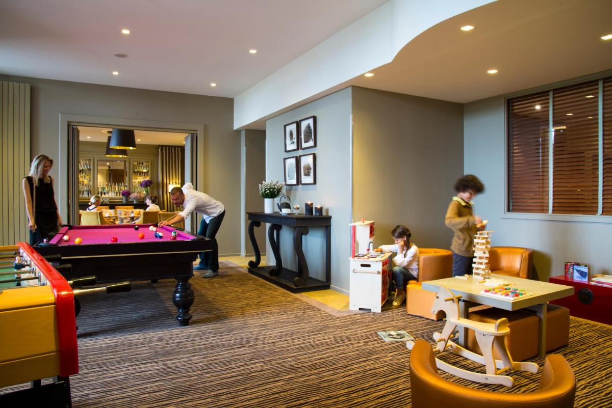 Billard dans l'établissement Hôtel Ermitage