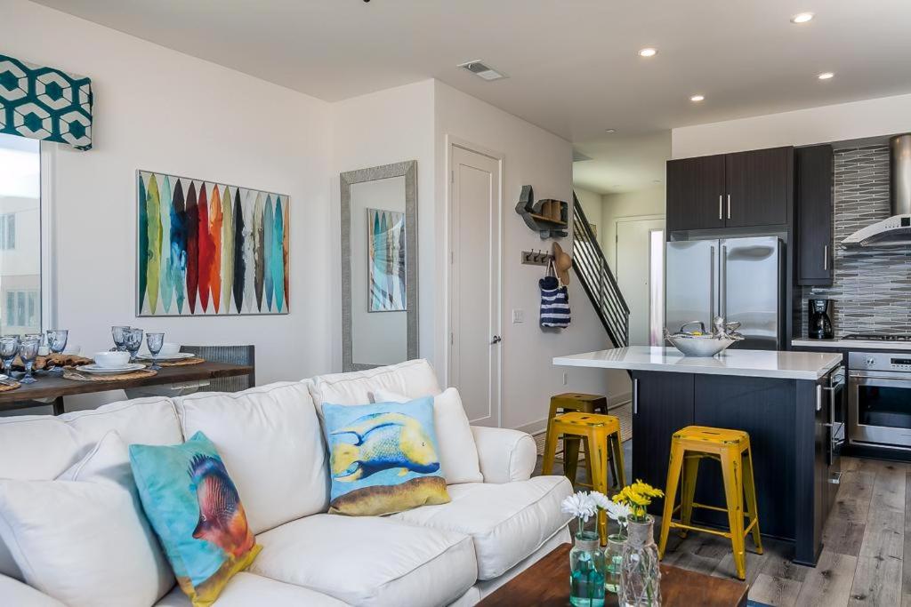 Ocean View 3 Bedrooms Condo, just steps from the park, pier & water! - Housity