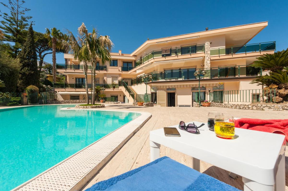 Suitetrails - Holiday Naples - Big Apartment on The Swimming Pool in front of Capri