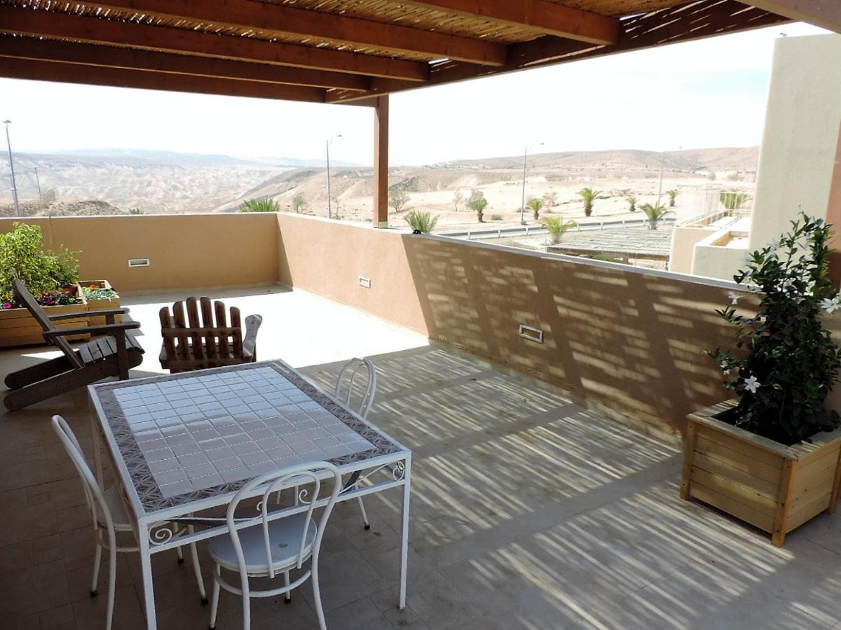 Desert Rose Room - Housity