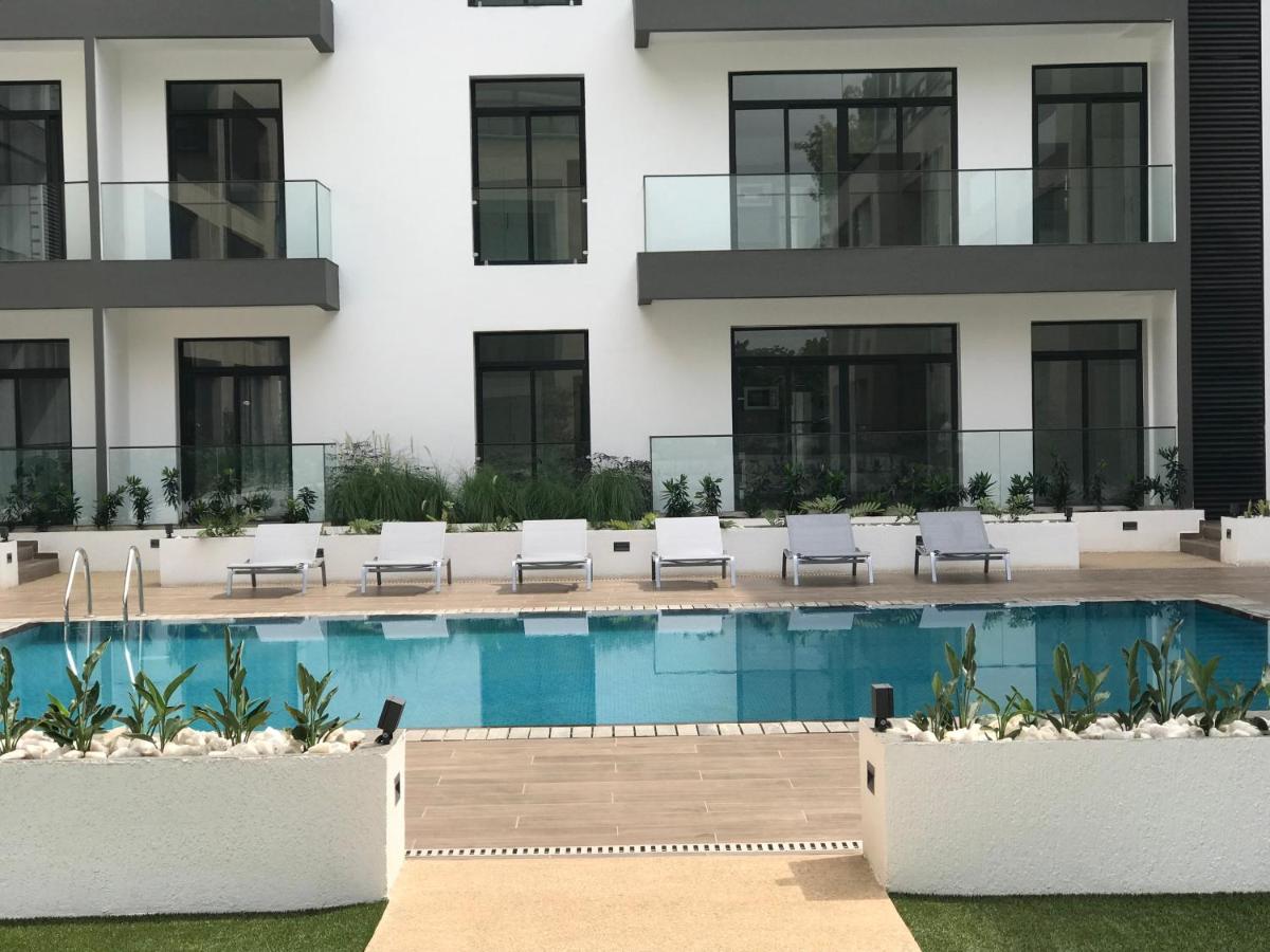 A007 Embassy Gardens Studio Apartm - Housity