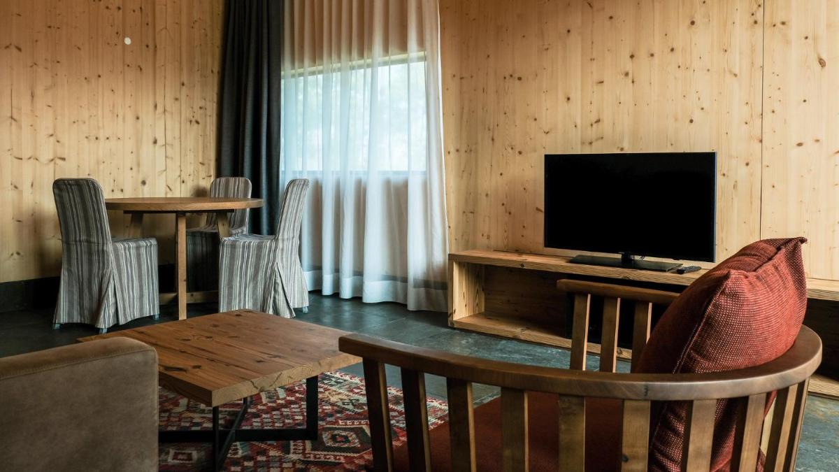 Uma televisão e/ou sistema de entretenimento em FeelViana Sport Hotel