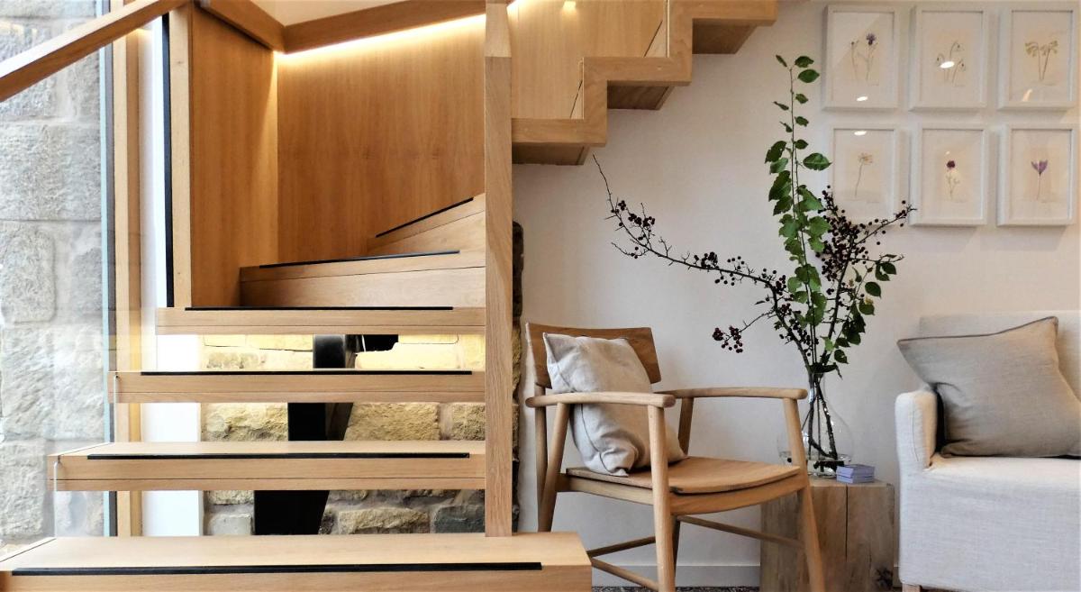 Lancaster Barn - Housity