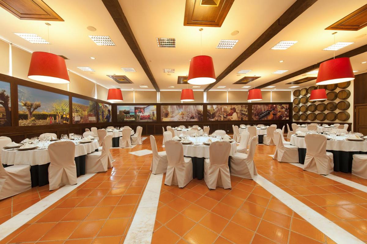 Um restaurante ou outro lugar para comer em Vila Gale Alentejo Vineyard - Clube de Campo