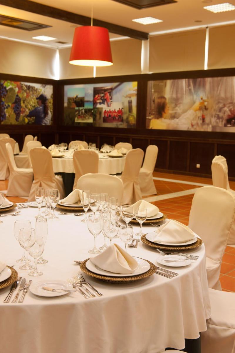 Um restaurante ou outro lugar para comer em Vila Gale Alentejo Vineyard - Clube de Campo