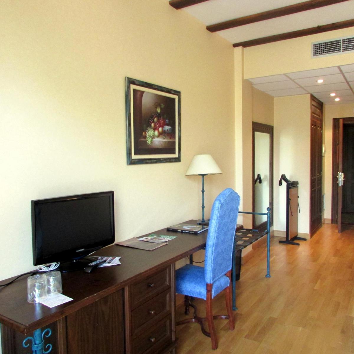Una televisión o centro de entretenimiento en Hotel Spa Tudanca Aranda