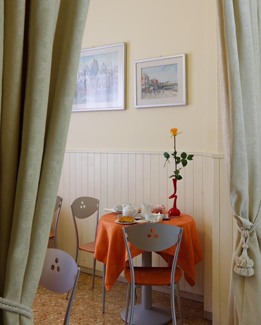 Hotel Santa Lucia - Housity