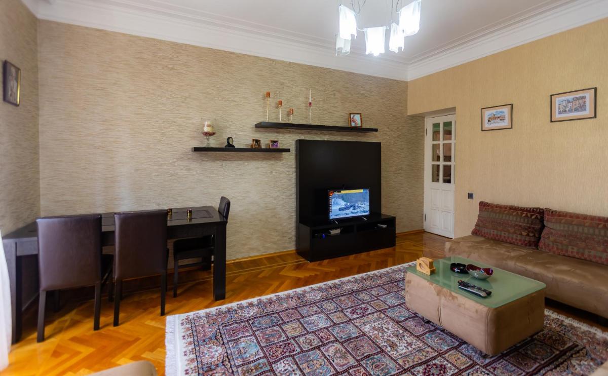 Azneft Square Flame Towers View Apartment - Housity
