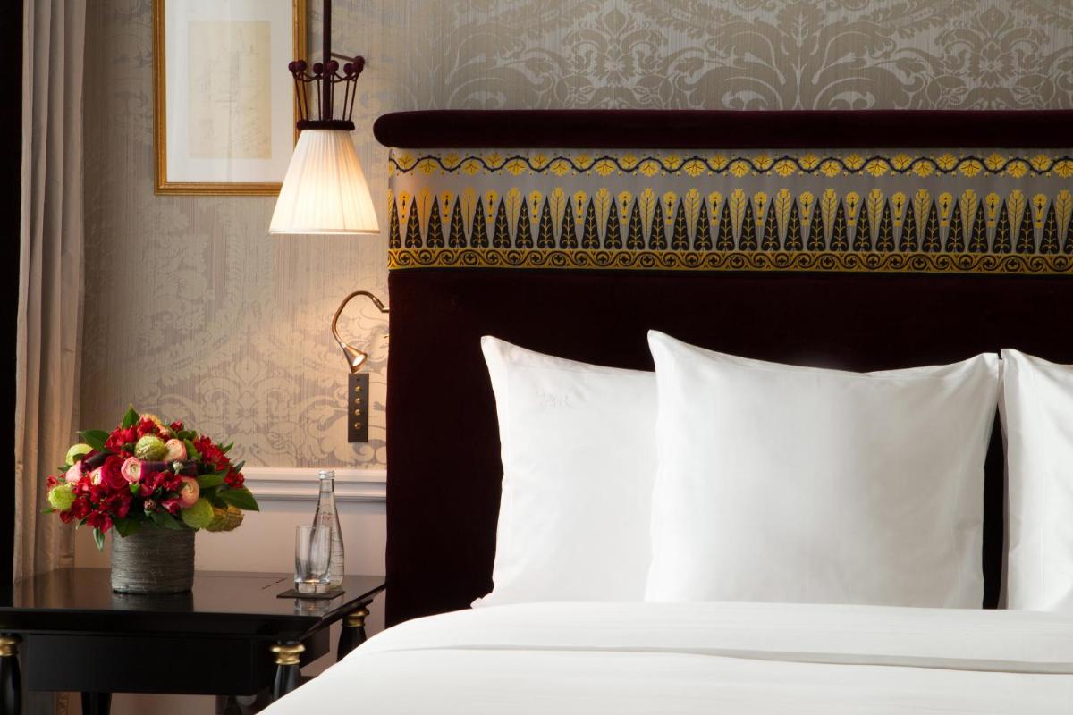 Un ou plusieurs lits dans un hébergement de l'établissement La Réserve Paris Hotel & Spa