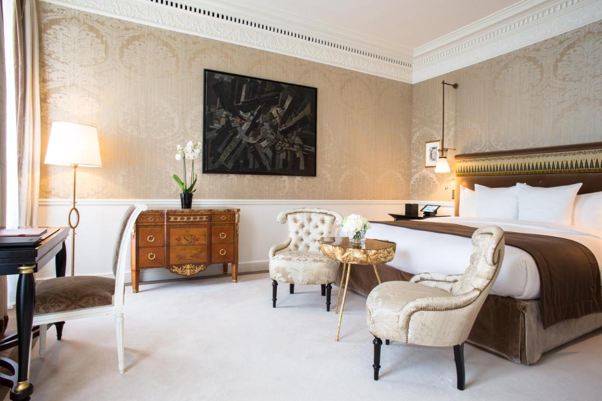 Coin salon dans l'établissement La Réserve Paris Hotel & Spa