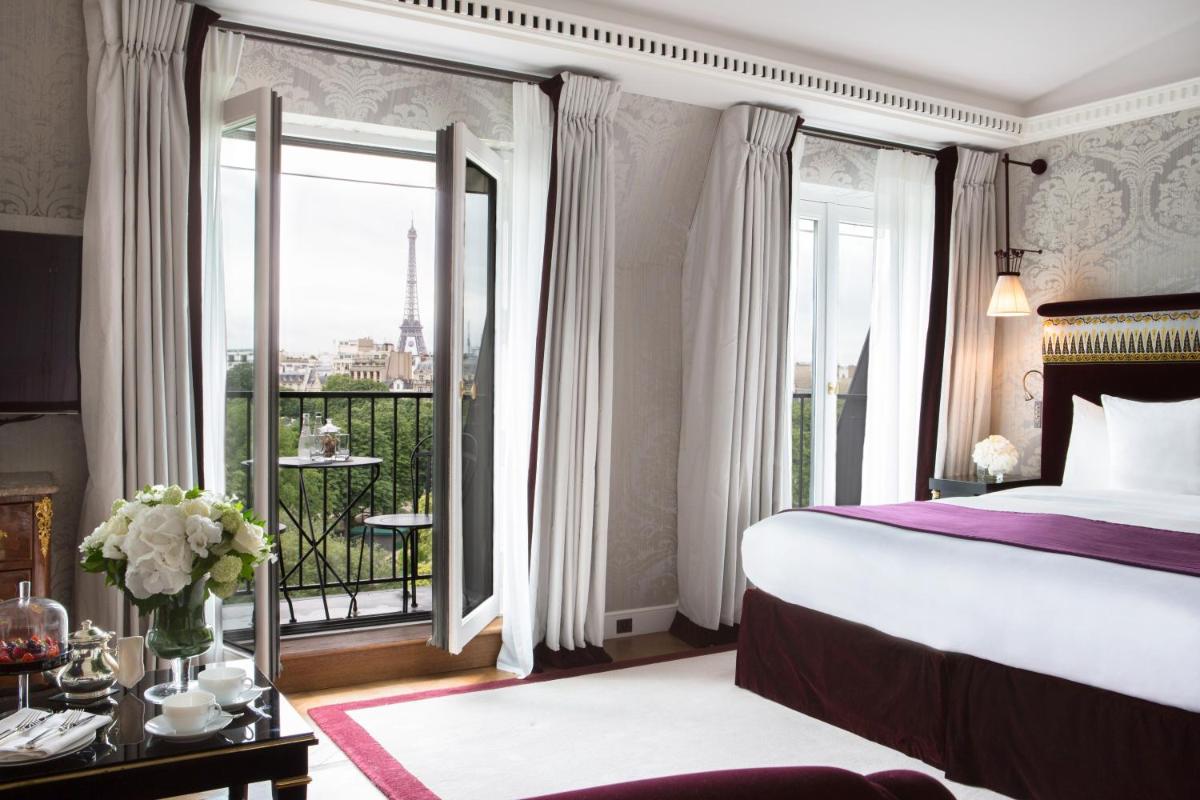 une chambre d'hôtel avec un lit et un balcon dans l'établissement La Réserve Paris Hotel & Spa, à Paris