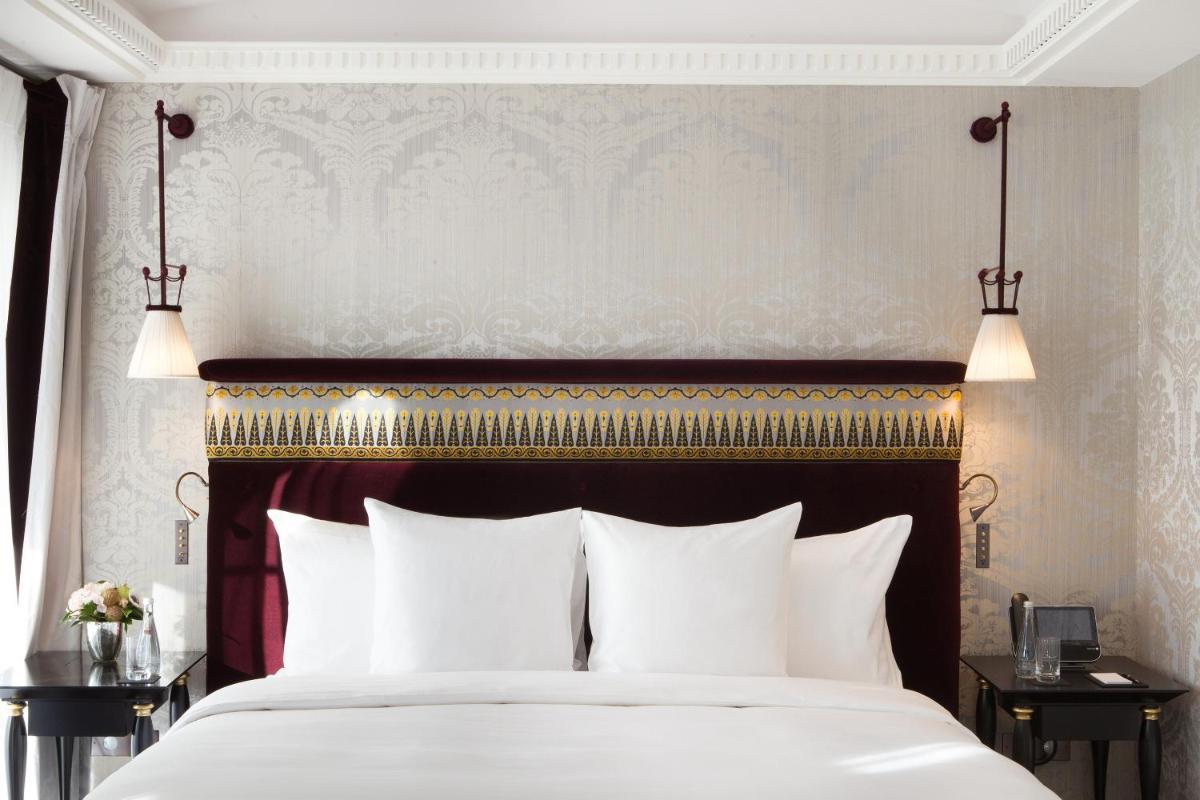 Un ou plusieurs lits dans un hébergement de l'établissement La Réserve Paris Hotel & Spa