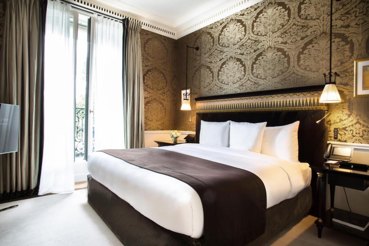 Un ou plusieurs lits dans un hébergement de l'établissement La Réserve Paris Hotel & Spa