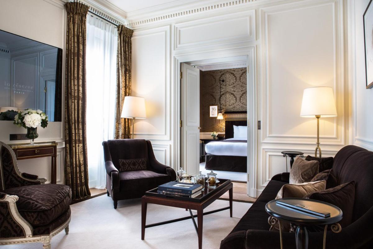 Coin salon dans l'établissement La Réserve Paris Hotel & Spa