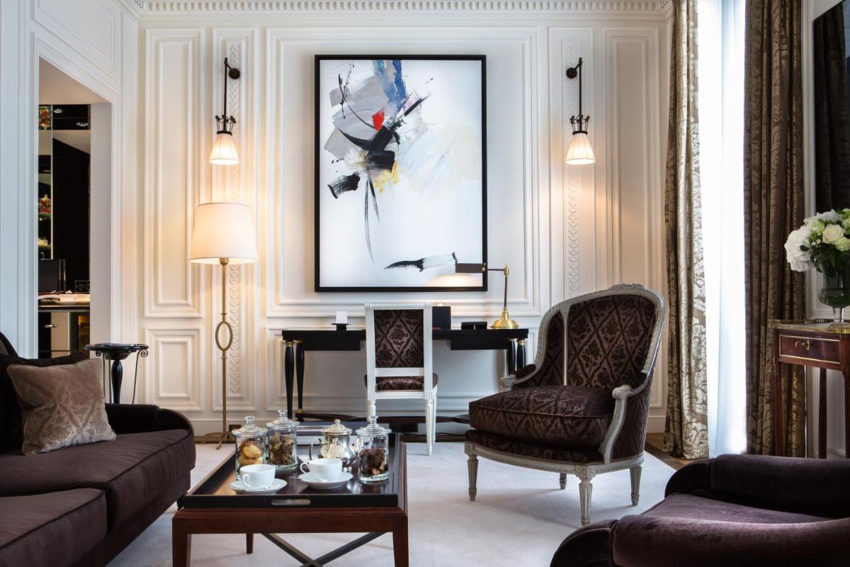 Coin salon dans l'établissement La Réserve Paris Hotel & Spa