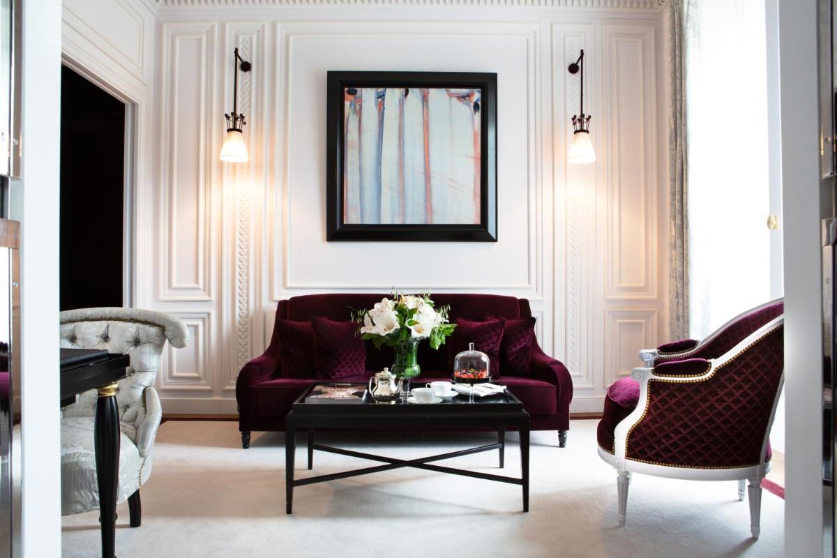 Coin salon dans l'établissement La Réserve Paris Hotel & Spa