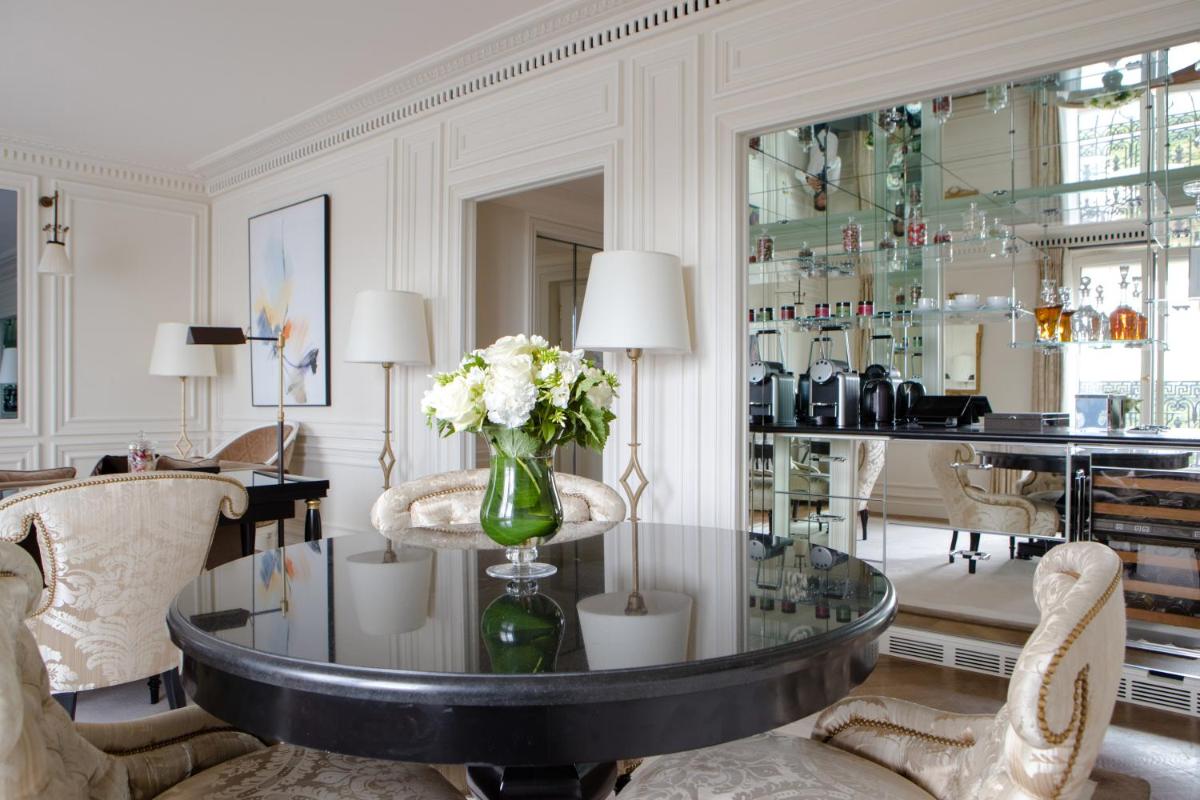 Coin salon dans l'établissement La Réserve Paris Hotel & Spa