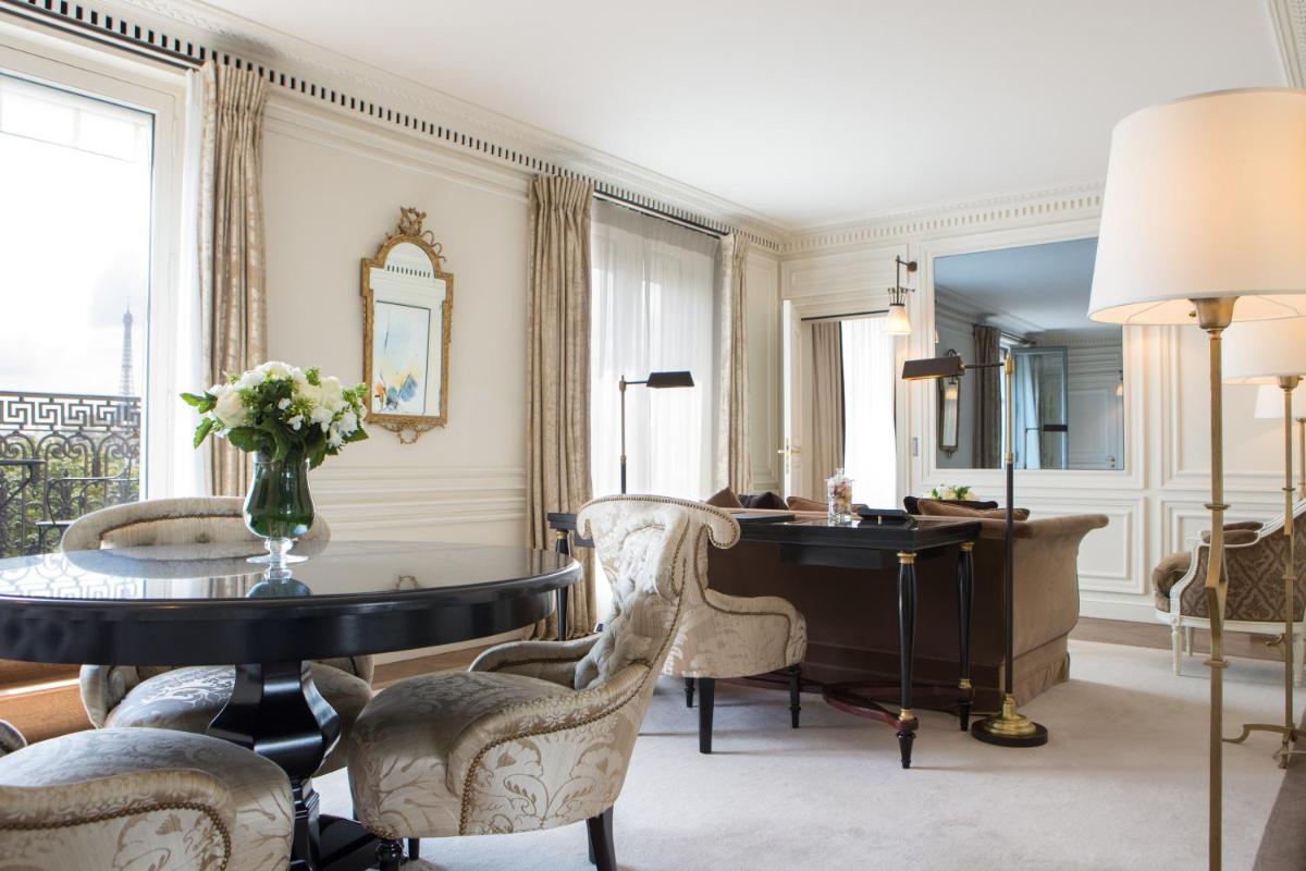 Coin salon dans l'établissement La Réserve Paris Hotel & Spa