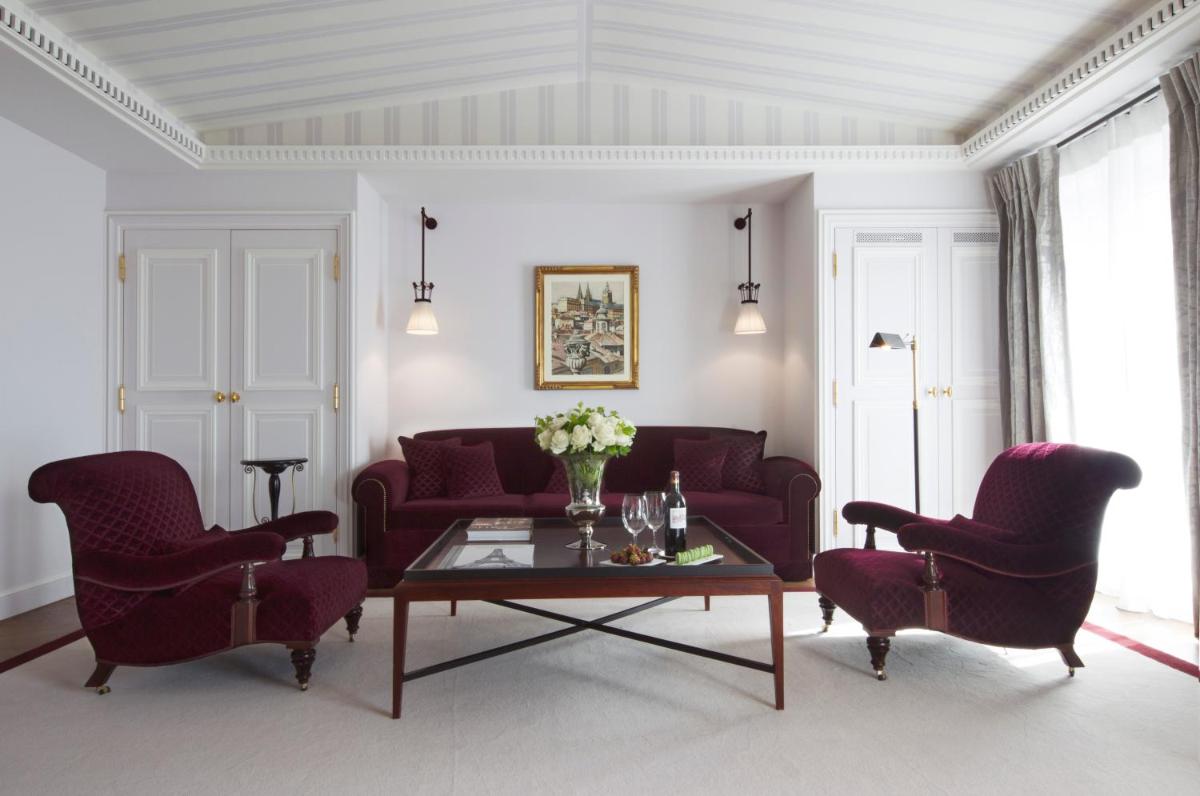 Coin salon dans l'établissement La Réserve Paris Hotel & Spa
