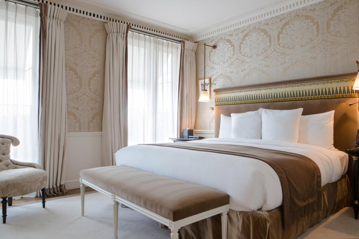Un ou plusieurs lits dans un hébergement de l'établissement La Réserve Paris Hotel & Spa