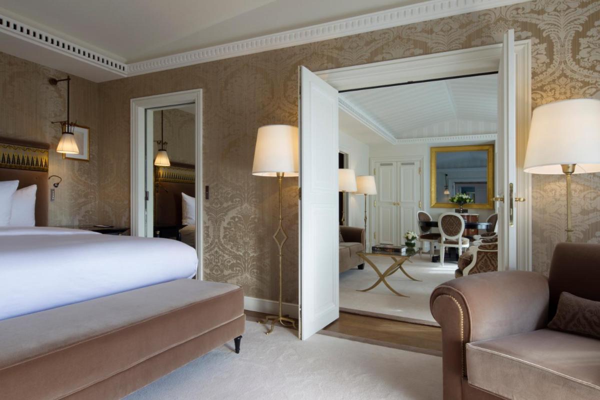 Un ou plusieurs lits dans un hébergement de l'établissement La Réserve Paris Hotel & Spa