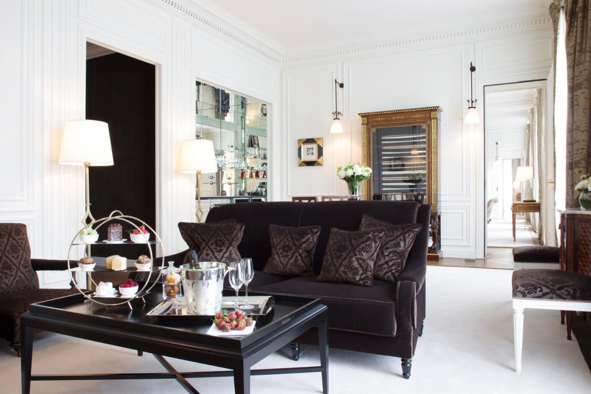 Coin salon dans l'établissement La Réserve Paris Hotel & Spa