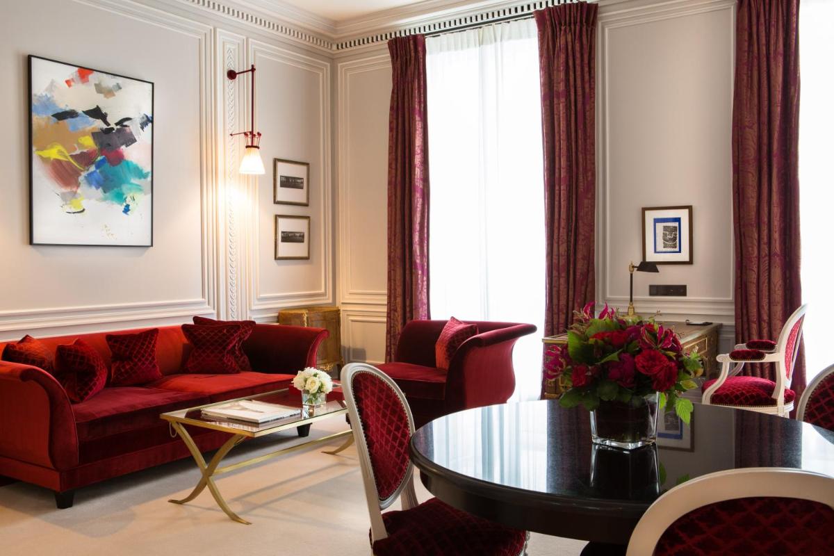 Coin salon dans l'établissement La Réserve Paris Hotel & Spa
