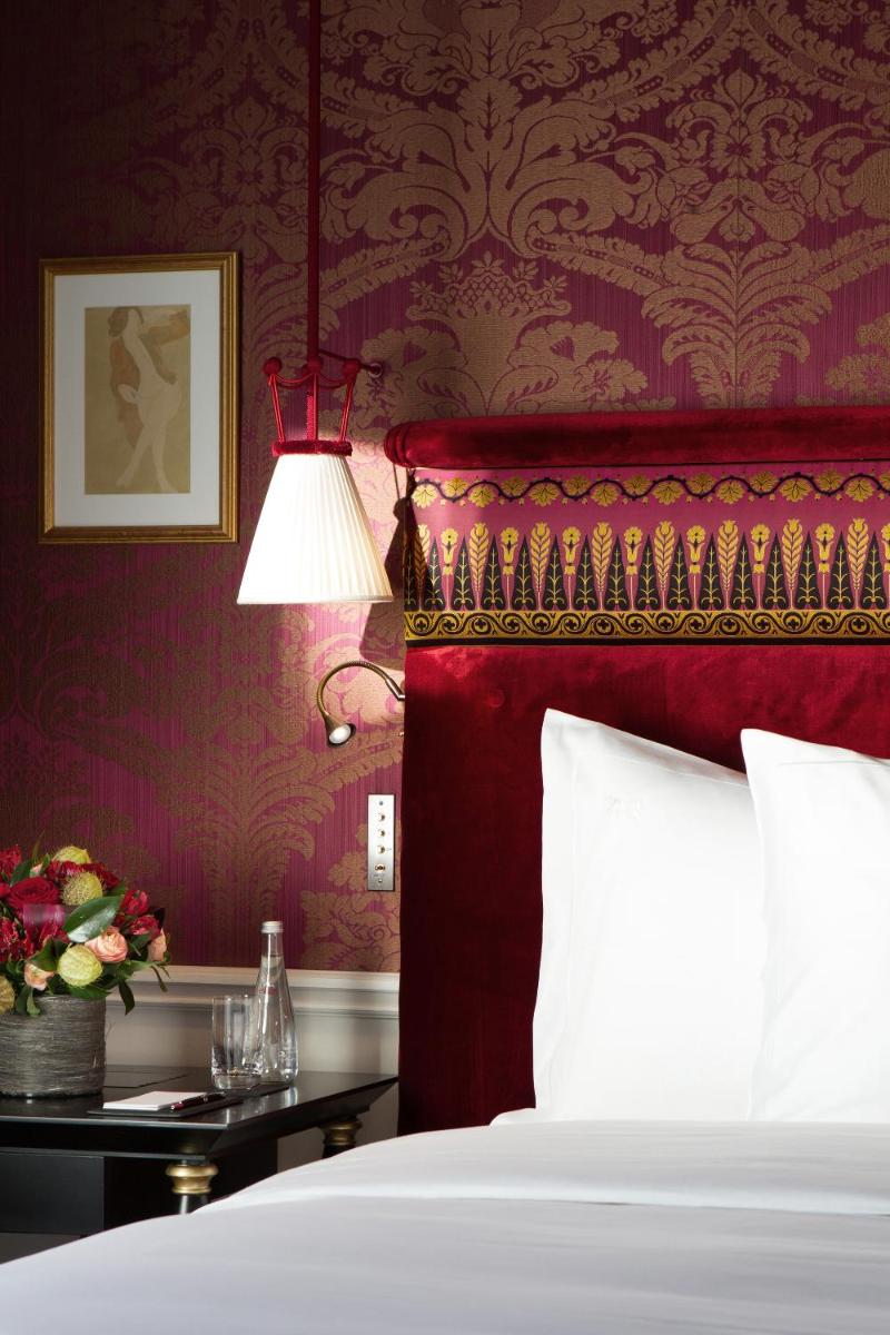Un ou plusieurs lits dans un hébergement de l'établissement La Réserve Paris Hotel & Spa
