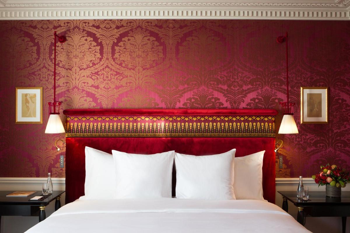 Un ou plusieurs lits dans un hébergement de l'établissement La Réserve Paris Hotel & Spa