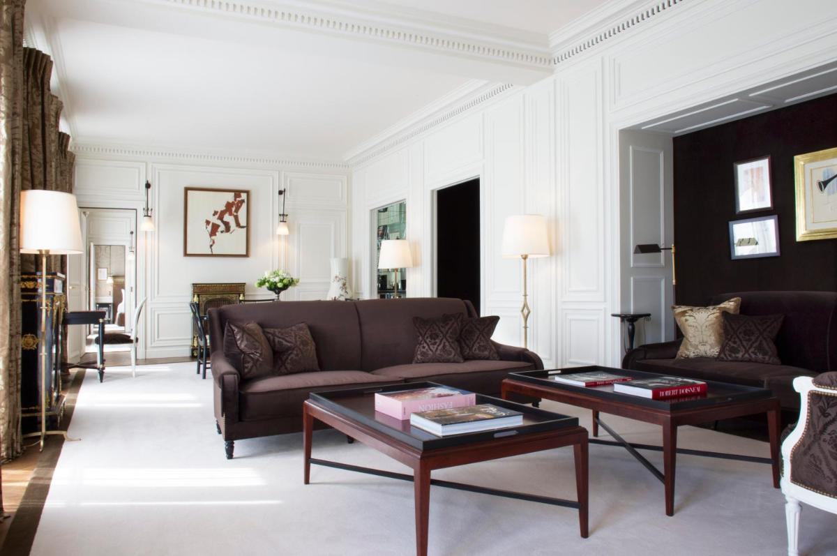 Coin salon dans l'établissement La Réserve Paris Hotel & Spa