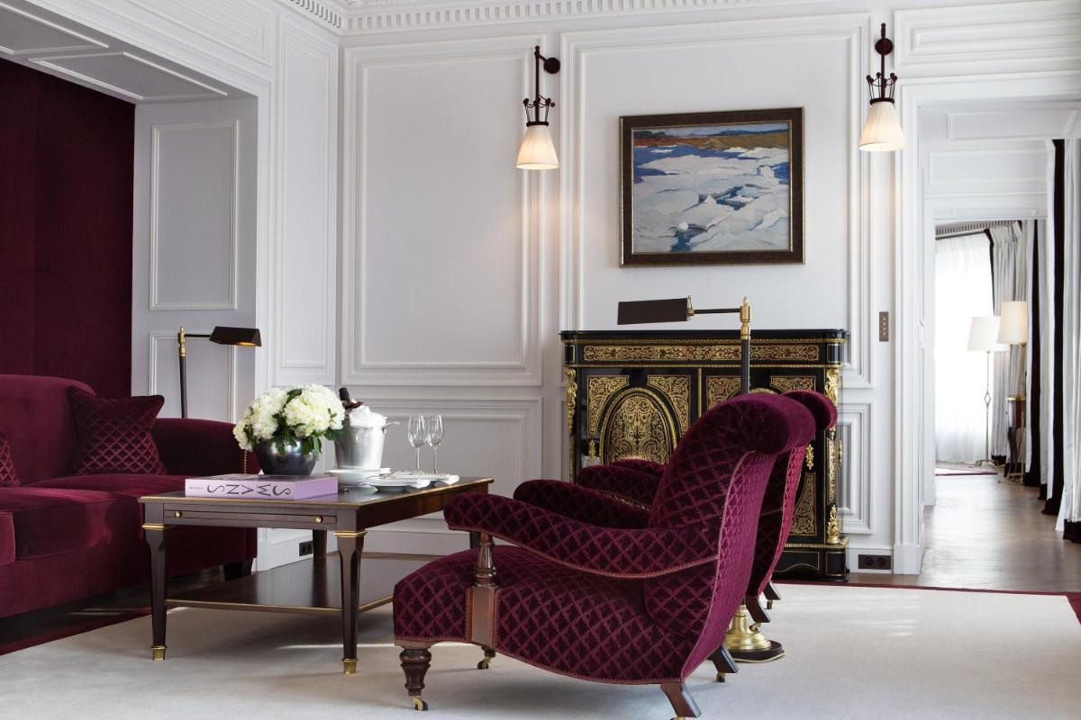 Coin salon dans l'établissement La Réserve Paris Hotel & Spa