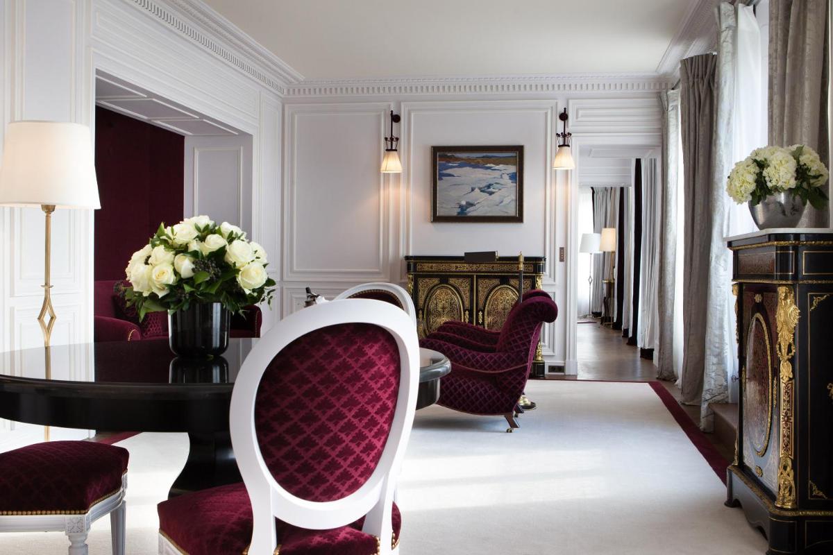 Coin salon dans l'établissement La Réserve Paris Hotel & Spa