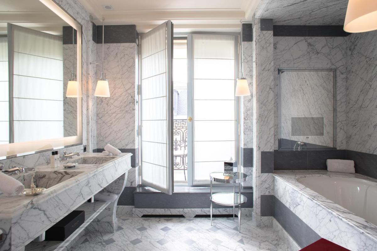 Salle de bains dans l'établissement La Réserve Paris Hotel & Spa