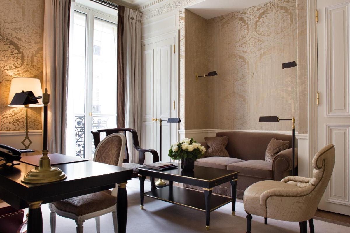 Coin salon dans l'établissement La Réserve Paris Hotel & Spa