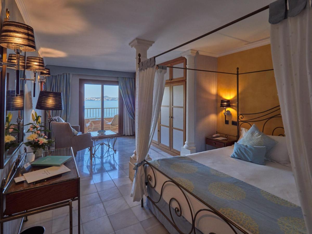 Cama o camas de una habitación en Hotel Petit Cala Fornells