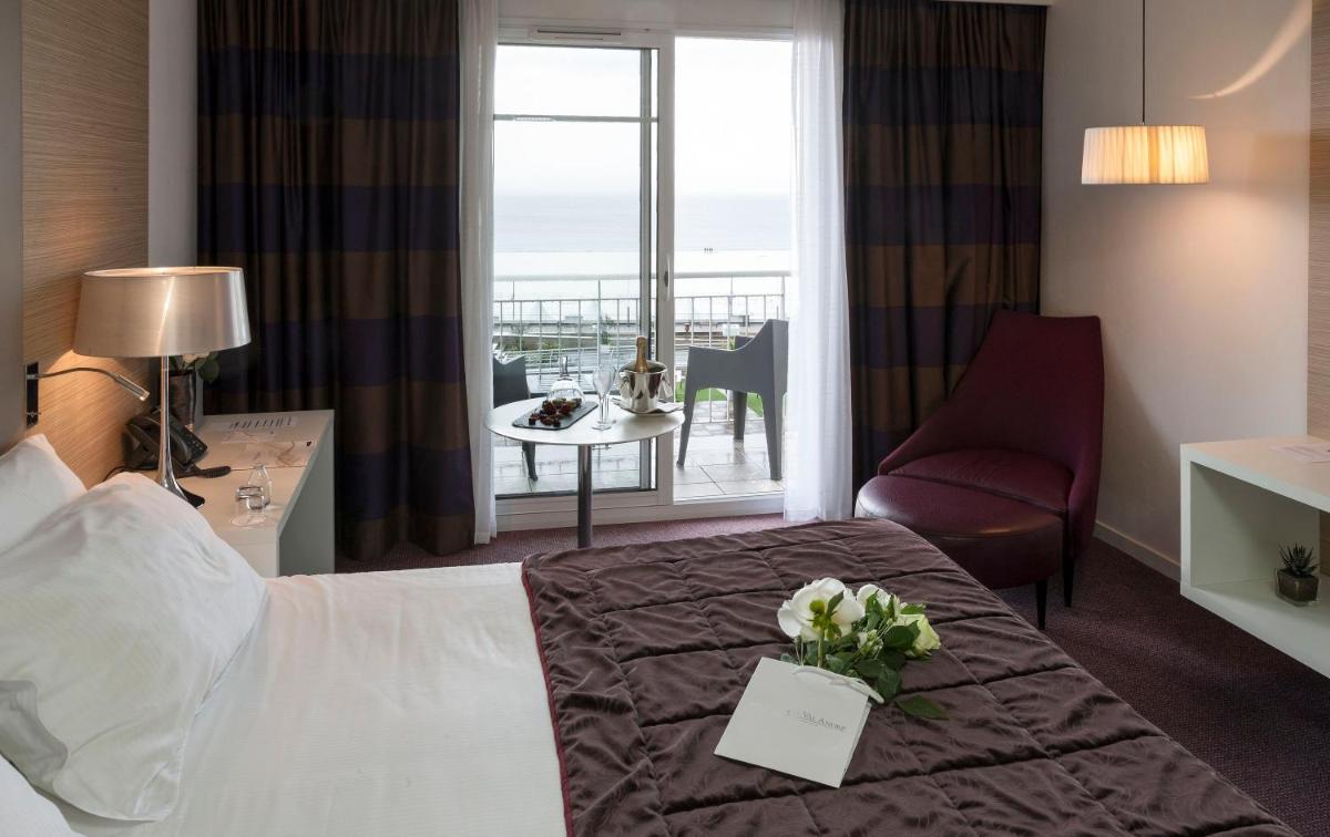 une chambre d'hôtel avec un lit et une vue sur l'océan dans l'établissement Spa Marin Du Val Andre Thalasso Resort, à Pléneuf-Val-André