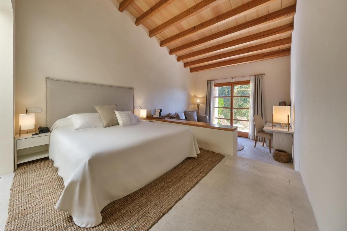 Un dormitorio con una gran cama blanca y una ventana. en Son Penya Adults Only Petit Hotel & Spa, en Sant Llorenç des Cardassar 76 fotos más