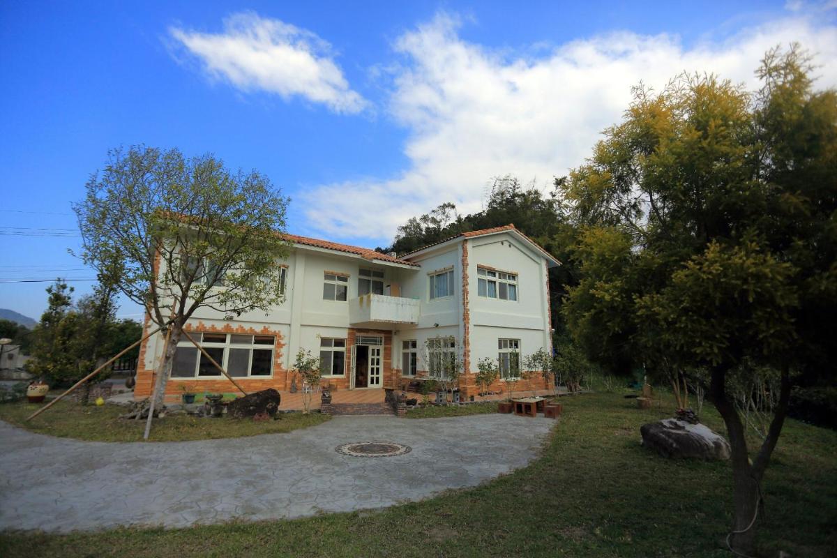 The house behind stream - Housity