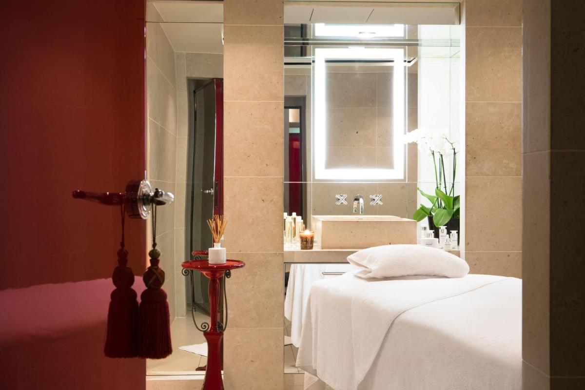 Un ou plusieurs lits dans un hébergement de l'établissement La Réserve Paris Hotel & Spa