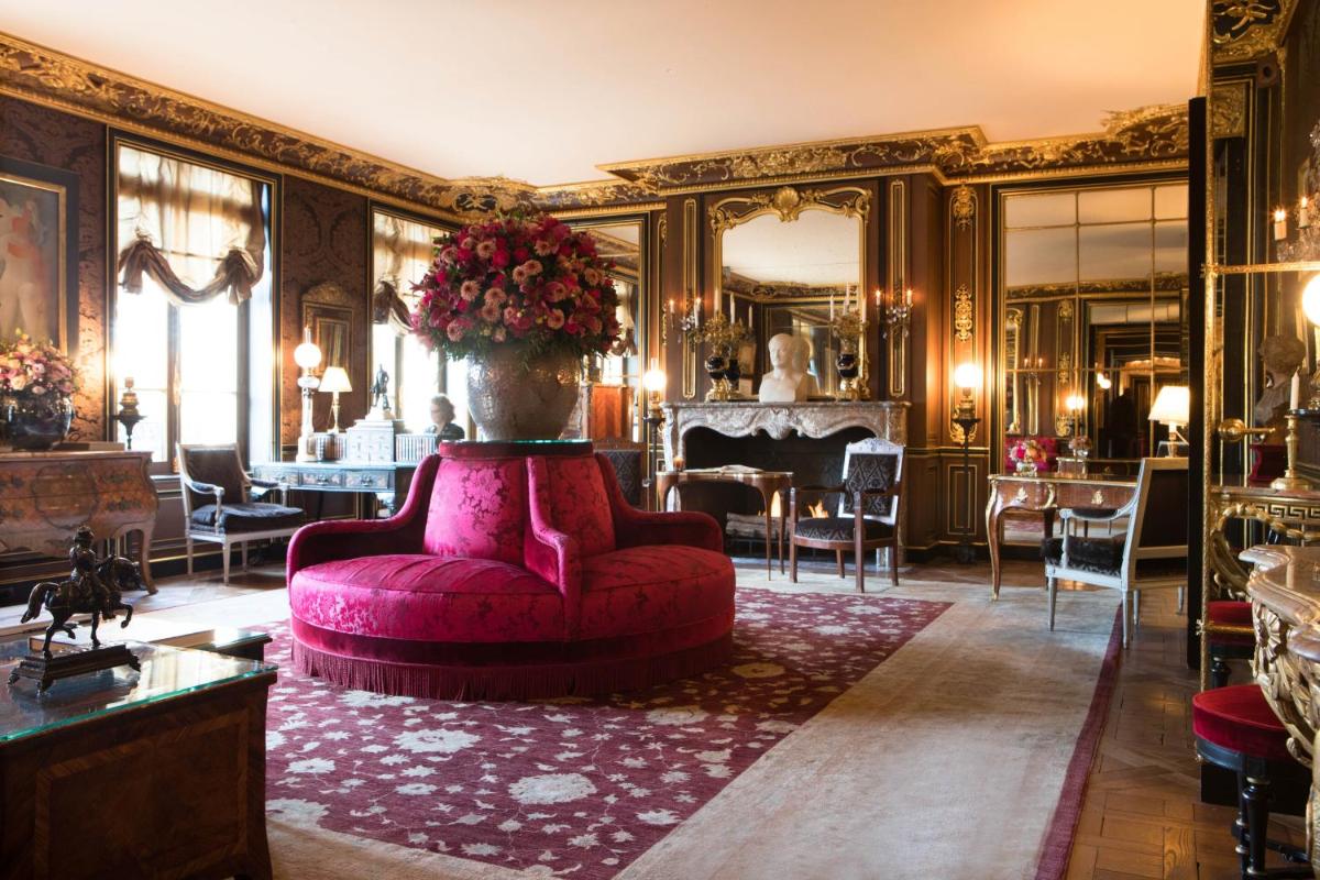 Coin salon dans l'établissement La Réserve Paris Hotel & Spa