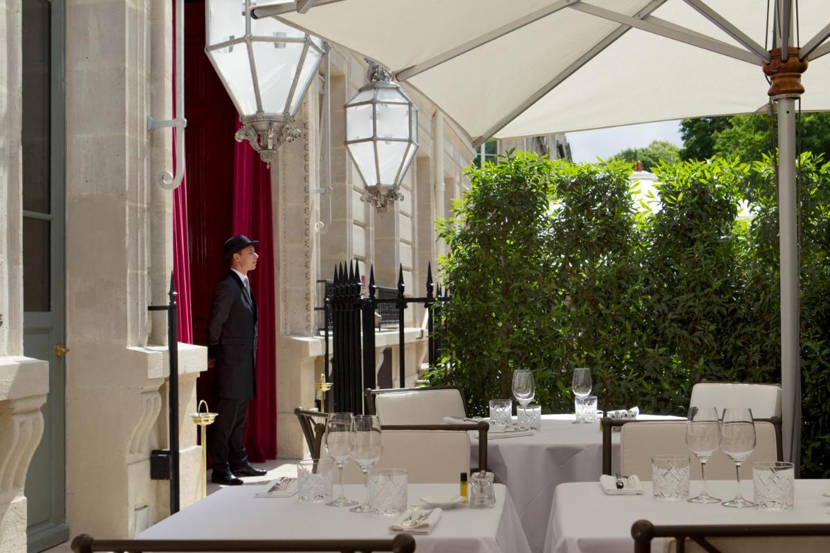 Restaurant ou autre lieu de restauration dans l'établissement La Réserve Paris Hotel & Spa