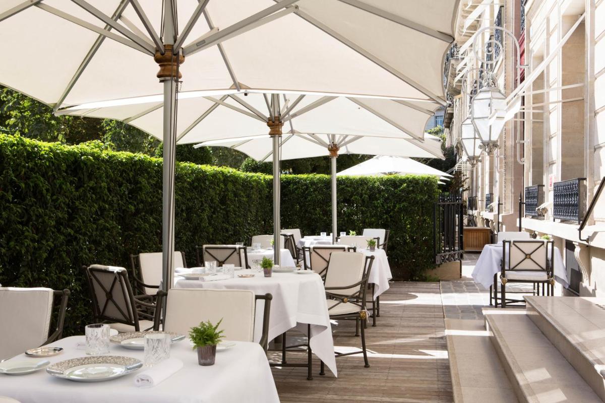 Restaurant ou autre lieu de restauration dans l'établissement La Réserve Paris Hotel & Spa
