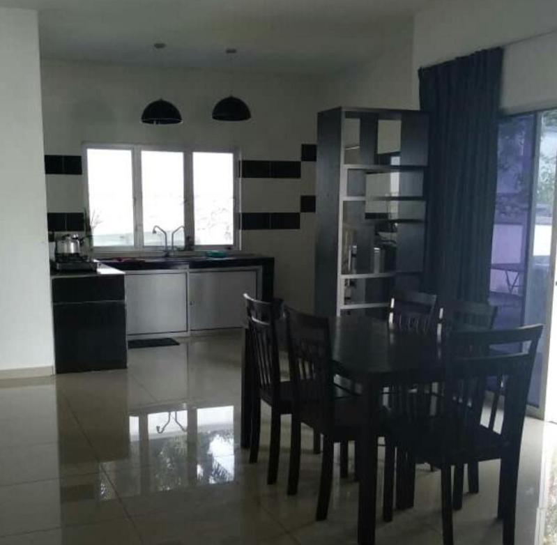 Jauzara Homestay Berkolam Renang - Housity