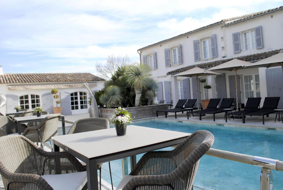 Piscine de l'établissement Le Clos Saint-Martin Hôtel & Spa ou située à proximité