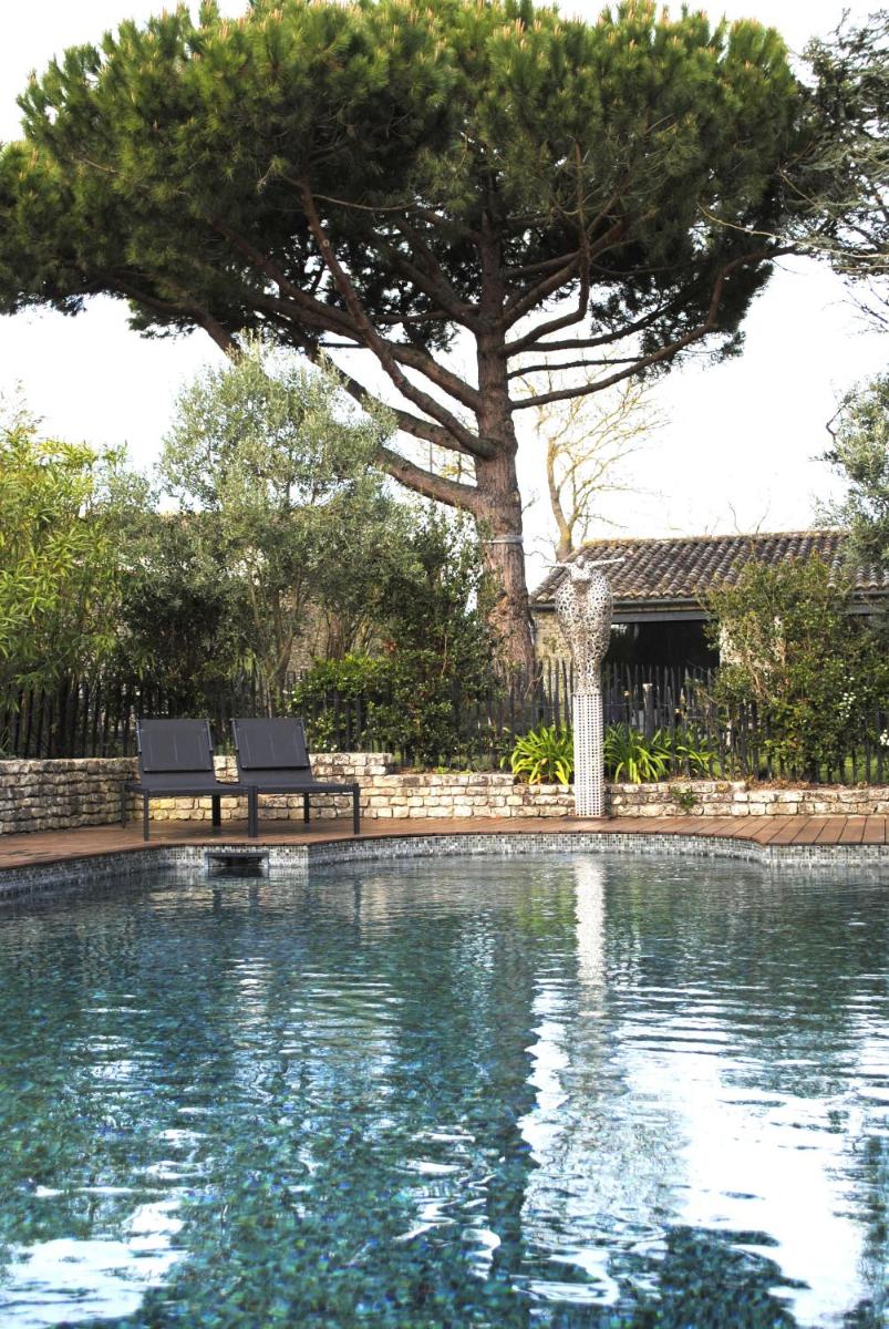 Piscine de l'établissement Le Clos Saint-Martin Hôtel & Spa ou située à proximité