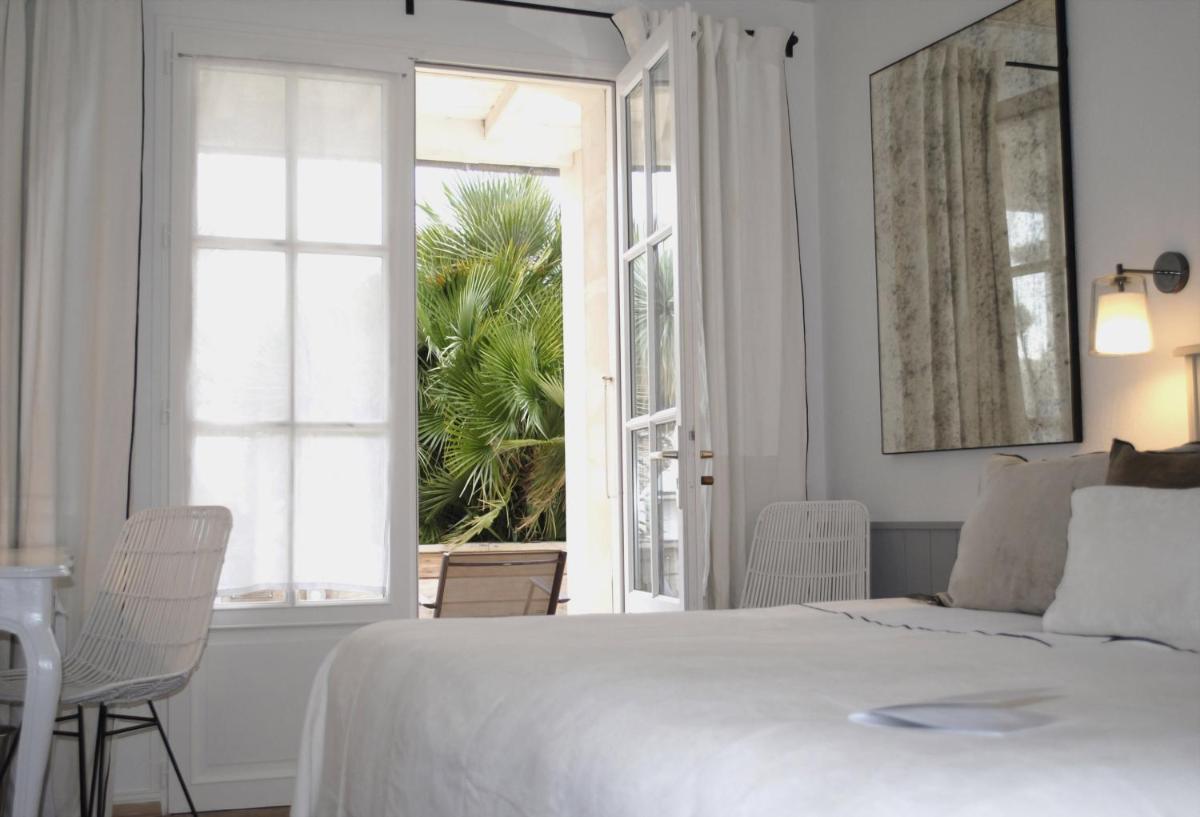 Un ou plusieurs lits dans un hébergement de l'établissement Le Clos Saint-Martin Hôtel & Spa