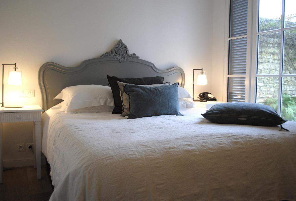 Un ou plusieurs lits dans un hébergement de l'établissement Le Clos Saint-Martin Hôtel & Spa