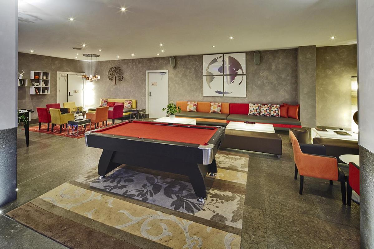 un salon avec une table de billard dans l'établissement Kyriad Prestige Lyon Est - Saint Priest Eurexpo Hotel and SPA, à Saint-Priest