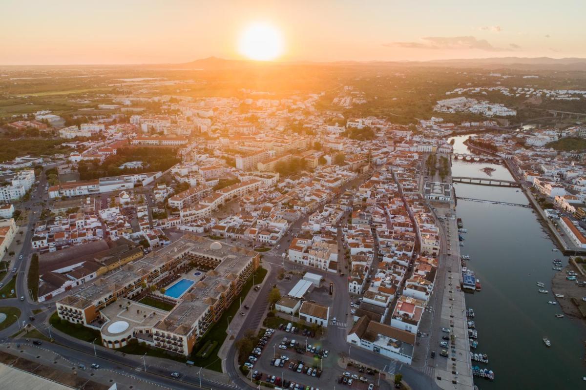 Uma vista geral de Tavira ou a vista da cidade a partir do hotel